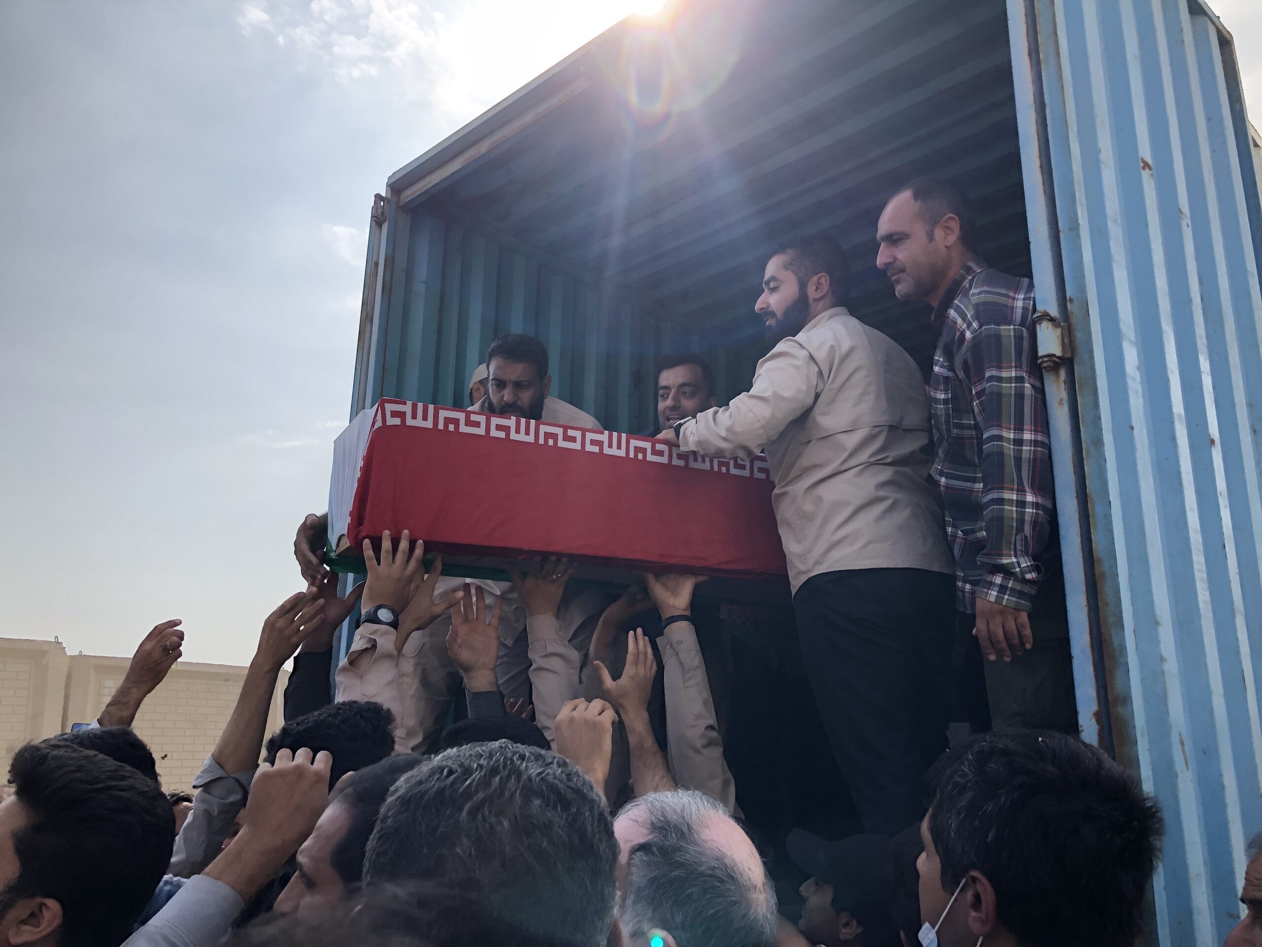 مراسم استقبال از پیکر ۲۲ شهید تازه تفحص شده در شلمچه برگزار شد مراسم استقبال از پیکر ۲۲ شهید تازه تفحص شده در شلمچه برگزار شد