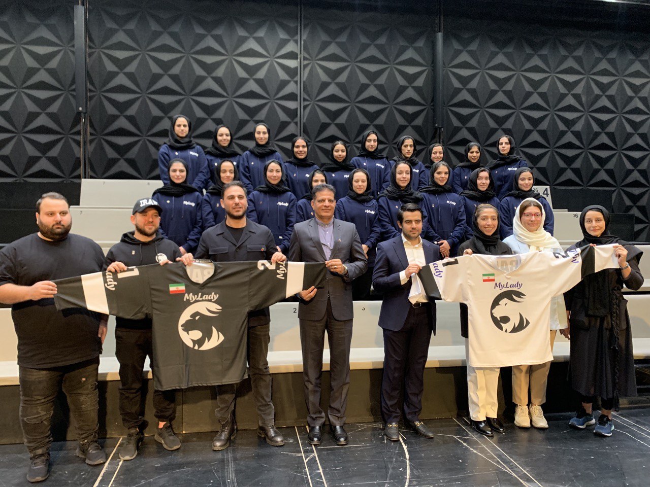 رونمایی از پیراهن تیم ملی هاکی روی یخ بانوان رونمایی از پیراهن تیم ملی هاکی روی یخ بانوان