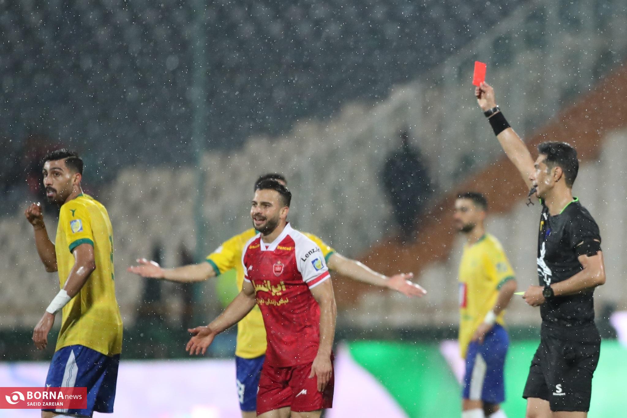 آغوش گرم خدا زیر باران پاییزی؛ پرسپولیس زورش به نفت 10 نفره هم نرسید آغوش گرم خدا زیر باران پاییزی؛ پرسپولیس زورش به نفت 10 نفره هم نرسید