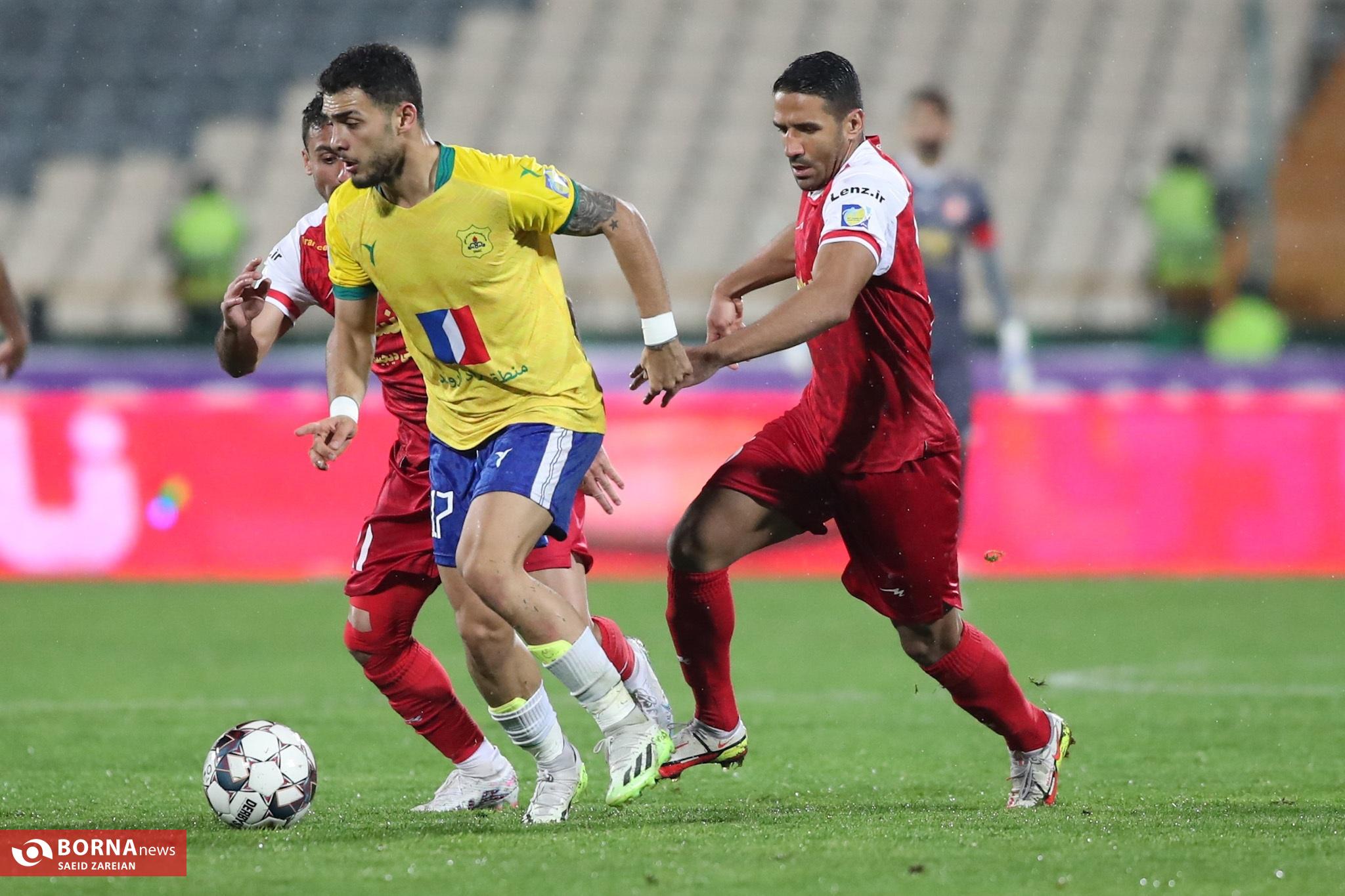 آغوش گرم خدا زیر باران پاییزی؛ پرسپولیس زورش به نفت 10 نفره هم نرسید آغوش گرم خدا زیر باران پاییزی؛ پرسپولیس زورش به نفت 10 نفره هم نرسید