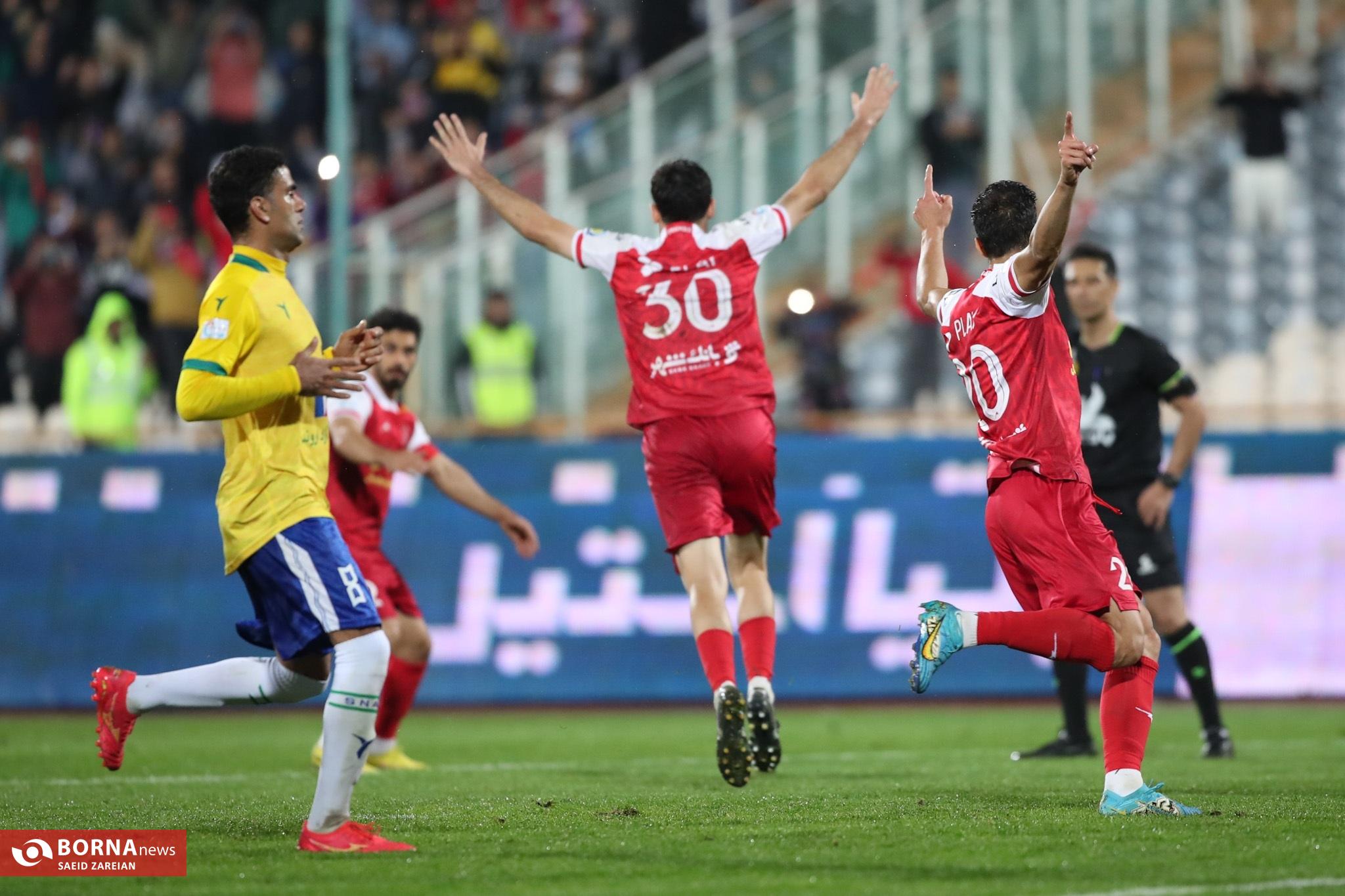 آغوش گرم خدا زیر باران پاییزی؛ پرسپولیس زورش به نفت 10 نفره هم نرسید آغوش گرم خدا زیر باران پاییزی؛ پرسپولیس زورش به نفت 10 نفره هم نرسید