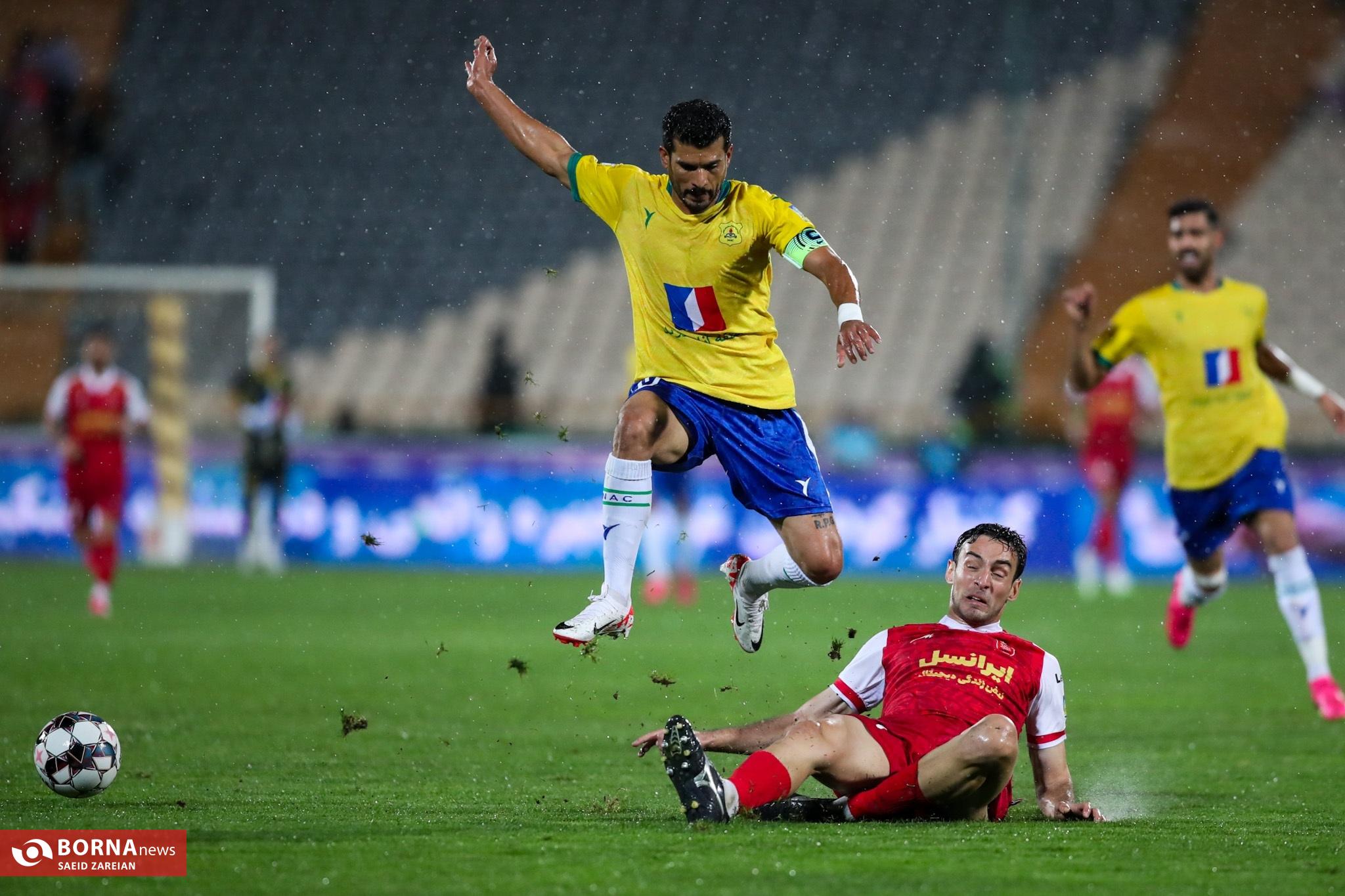 آغوش گرم خدا زیر باران پاییزی؛ پرسپولیس زورش به نفت 10 نفره هم نرسید آغوش گرم خدا زیر باران پاییزی؛ پرسپولیس زورش به نفت 10 نفره هم نرسید