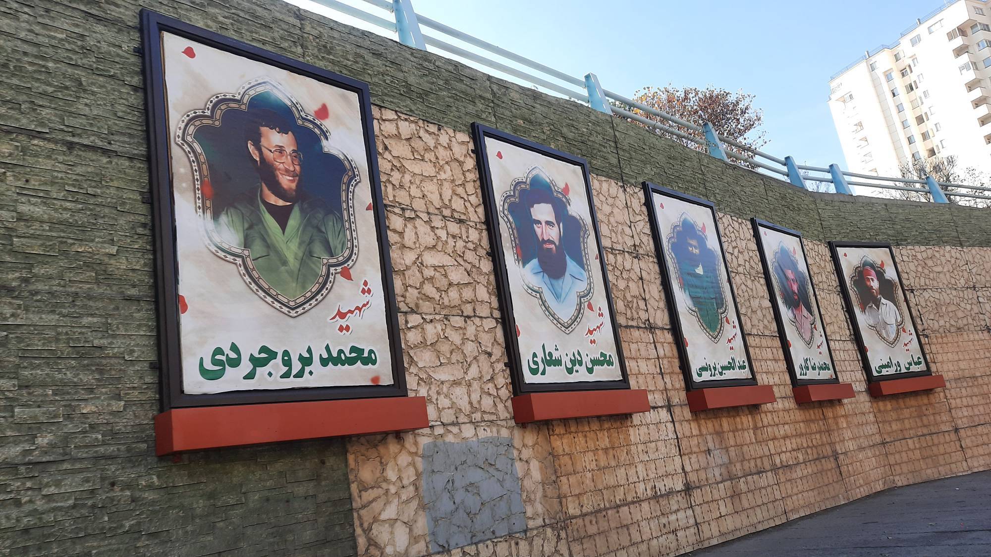 بزرگراه یادگار امام (ره) مزین به تمثال شهدا شد بزرگراه یادگار امام (ره) مزین به تمثال شهدا شد