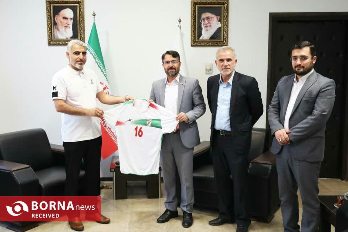 دیدار رئیس کمیته فوتبال ساحلی فدراسیون با سرپرست منطقه آزاد انزلی