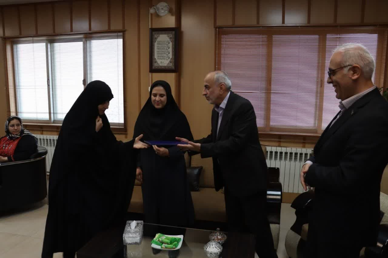تقدیر معاون وزیر صمت از ۴ کارآفرین فرش دستباف گیلان تقدیر معاون وزیر صمت از ۴ کارآفرین فرش دستباف گیلان