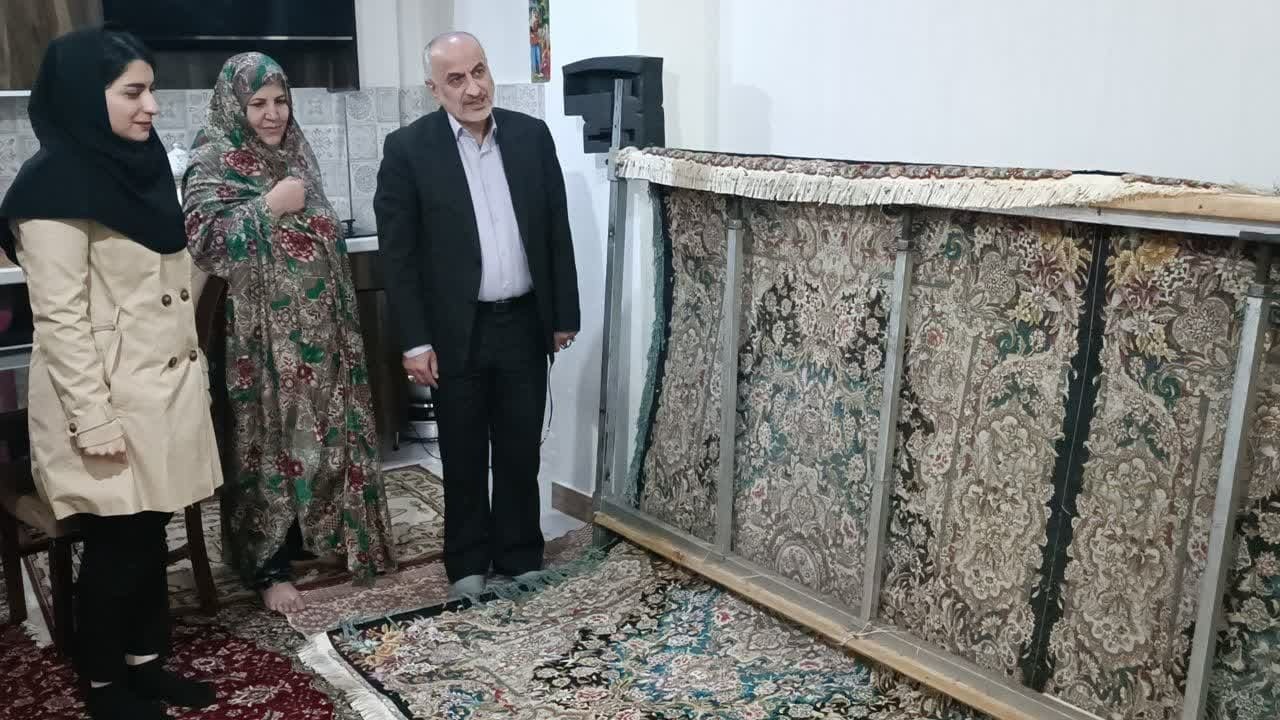تقدیر معاون وزیر صمت از ۴ کارآفرین فرش دستباف گیلان تقدیر معاون وزیر صمت از ۴ کارآفرین فرش دستباف گیلان
