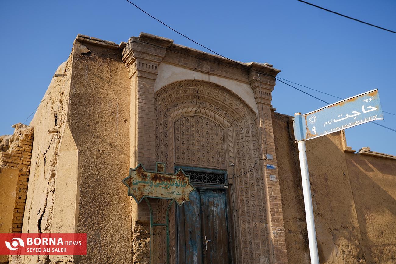 تیغ تیز تخریب این بار زیر گلوی کاشان/ تبدیل یک بنای ثبت ملی به کارگاه قالیبافی