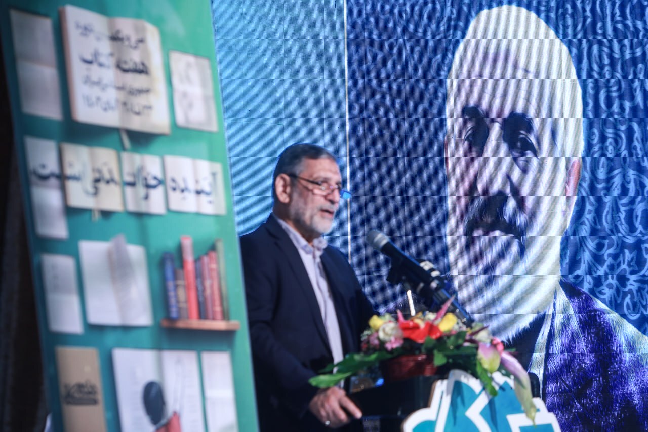 هدیۀ رهبر انقلاب به ناشری با بیش از ۸۰۰ عنوان کتاب هدیۀ رهبر انقلاب به ناشری با بیش از ۸۰۰ عنوان کتاب