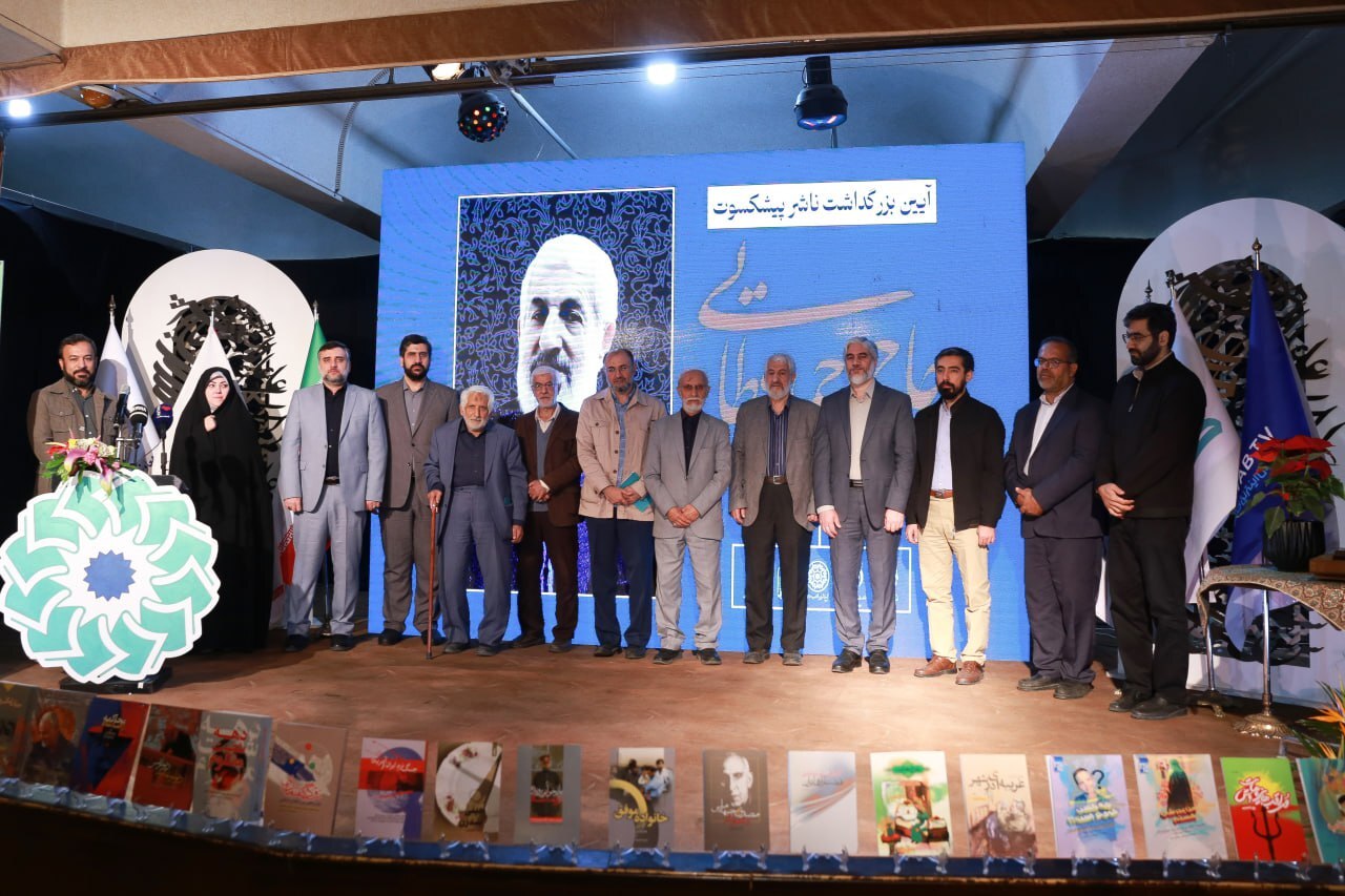 هدیۀ رهبر انقلاب به ناشری با بیش از ۸۰۰ عنوان کتاب هدیۀ رهبر انقلاب به ناشری با بیش از ۸۰۰ عنوان کتاب