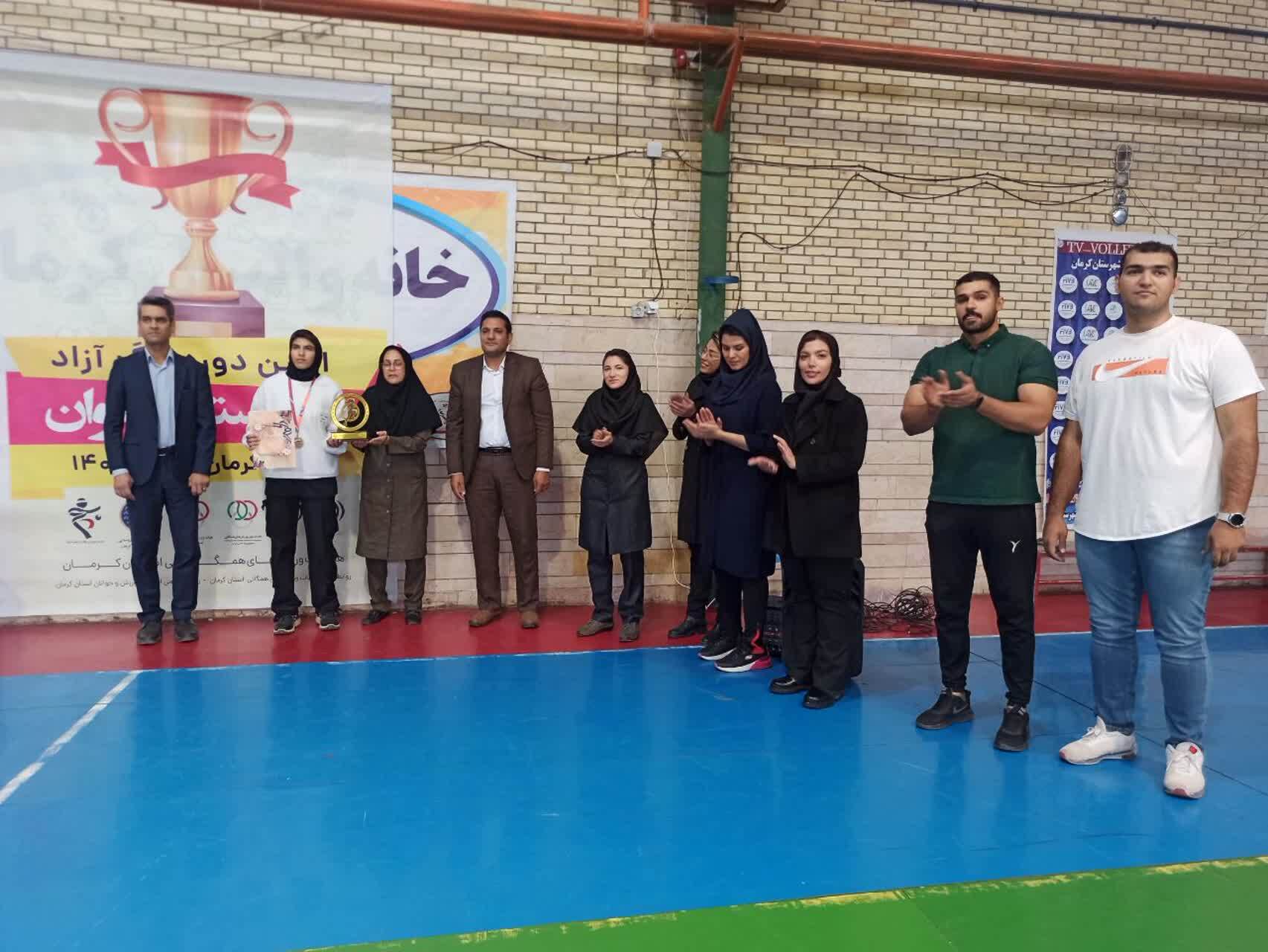 مهسا اسدی قهرمان اولین دوره لیگ آزاد تندرستی بانوان استان کرمان شد