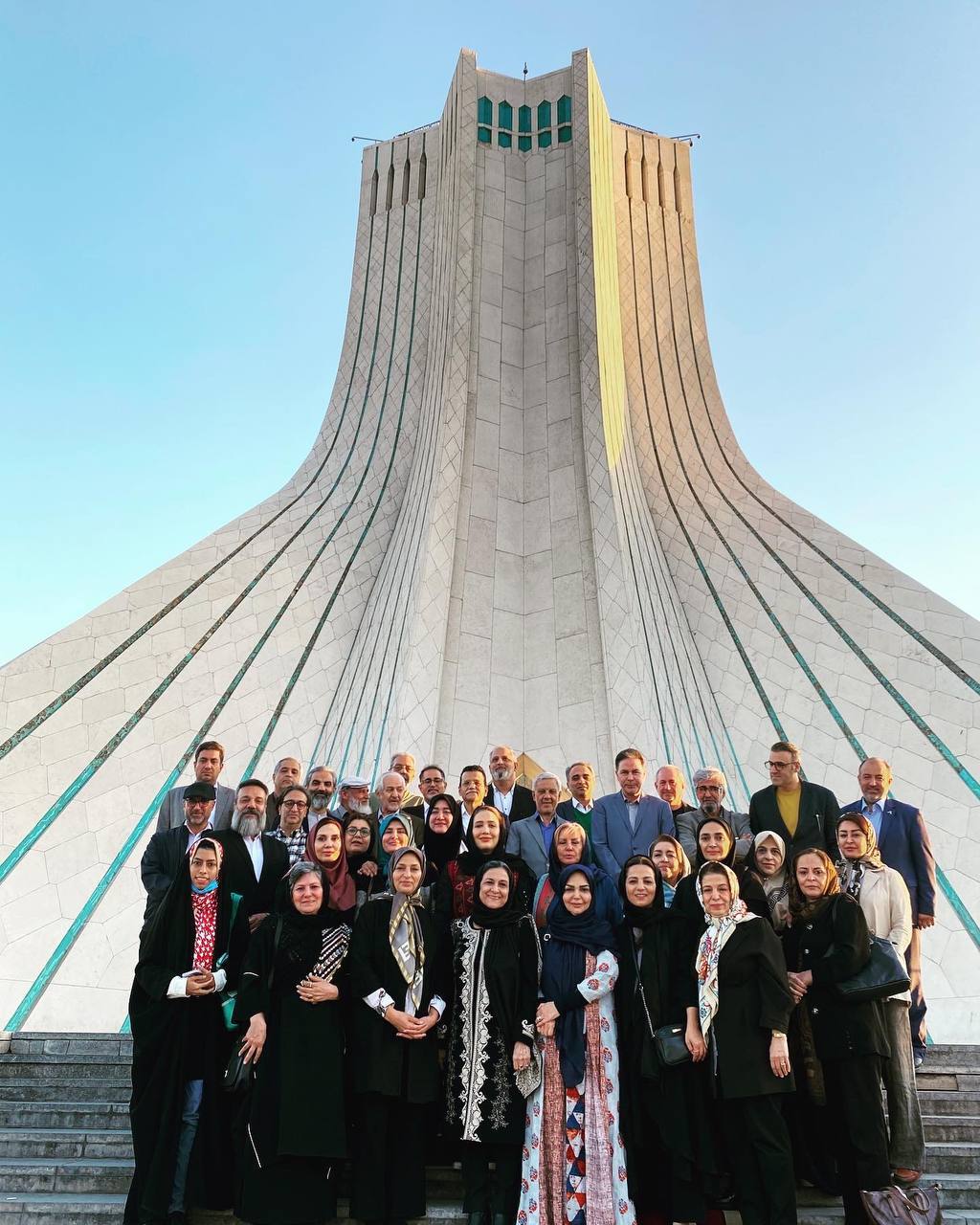 قاب تماشایی از مجریان پیشکسوت خاطره‌ساز کودک کنار برج آزادی + تصویر