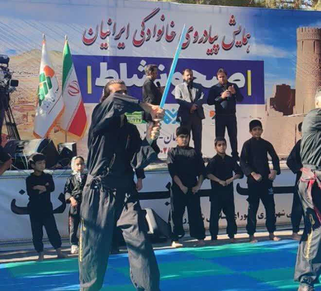 مشارکت ۳ هزار نفری مردم زرند در همایش پیاده‌روی خانوادگی ایرانیان