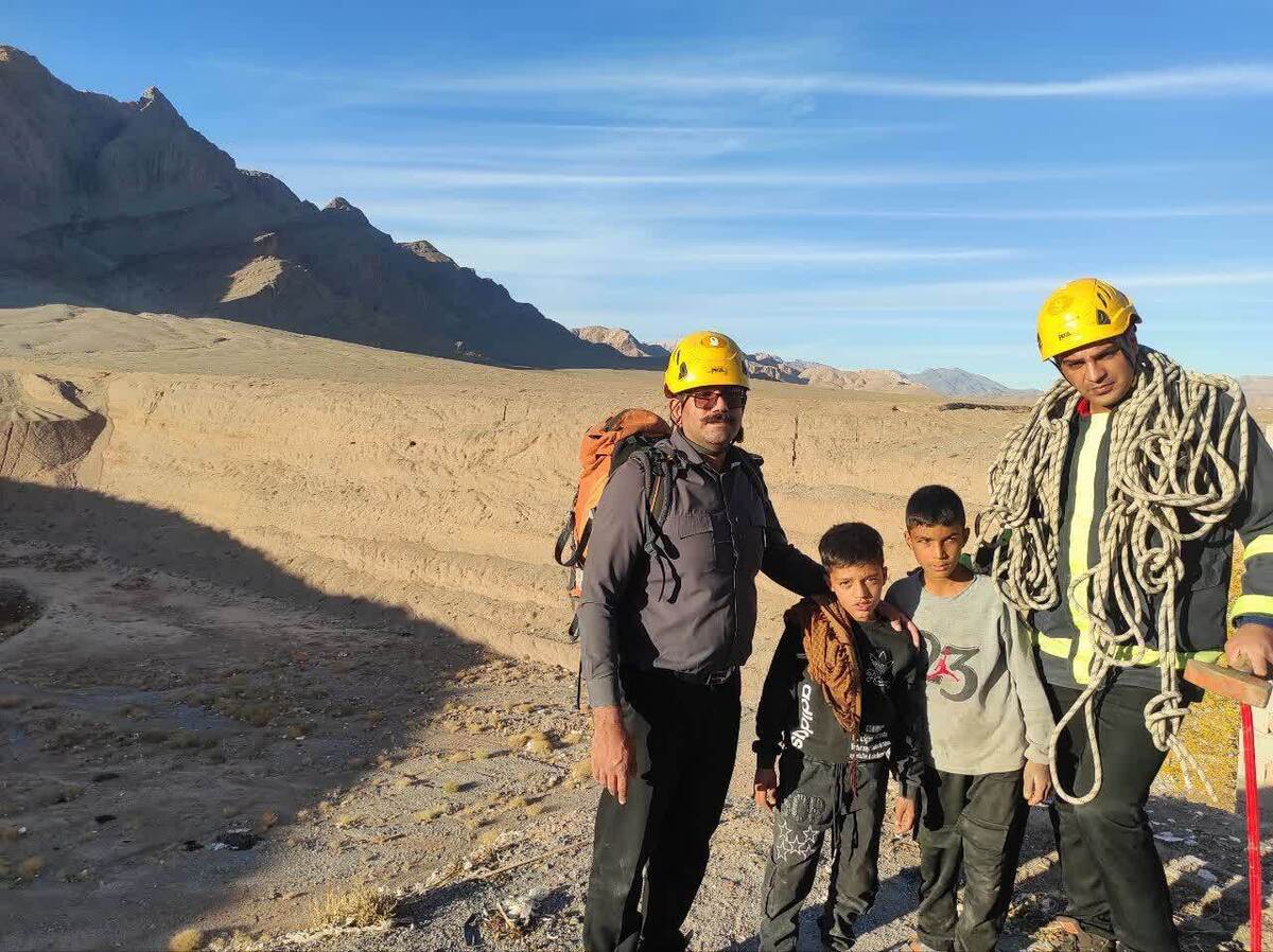 نجات ۲ کودک گرفتار در کوه توسط آتش‌نشانان کرمانی
