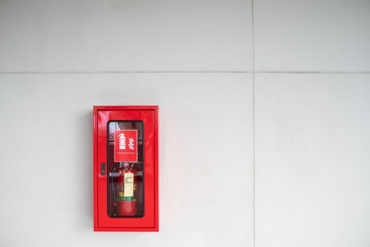 آشنایی با تجهیزات آتش نشانی آشنایی با تجهیزات آتش نشانی