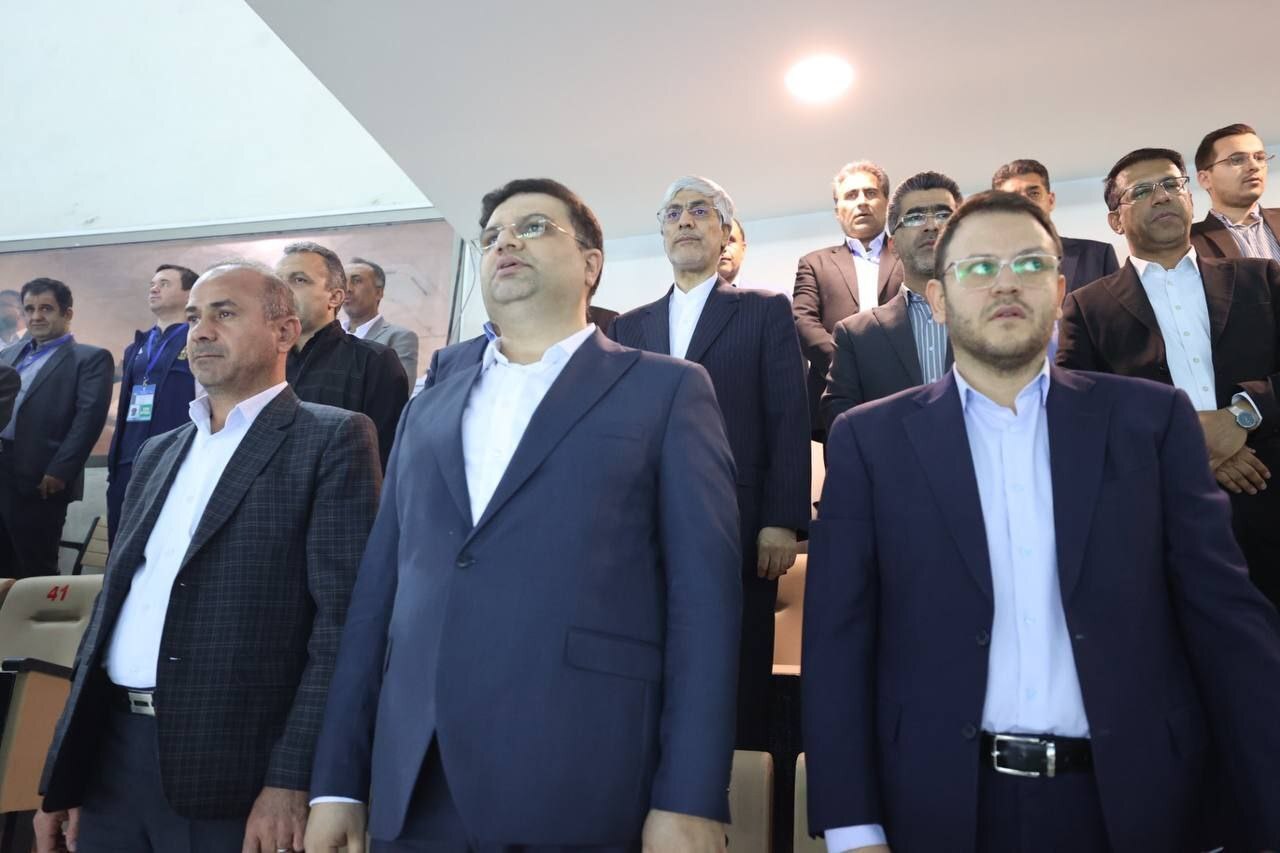 گزارش تصویری از حضور کیومرث هاشمی در سالن طوبی/ایران و روسیه مقابل چشمان وزیر به مصاف هم رفتند