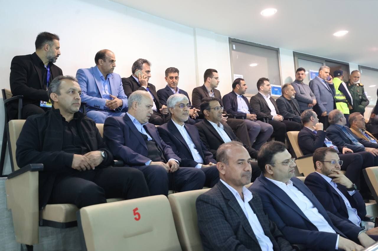 گزارش تصویری از حضور کیومرث هاشمی در سالن طوبی/ایران و روسیه مقابل چشمان وزیر به مصاف هم رفتند