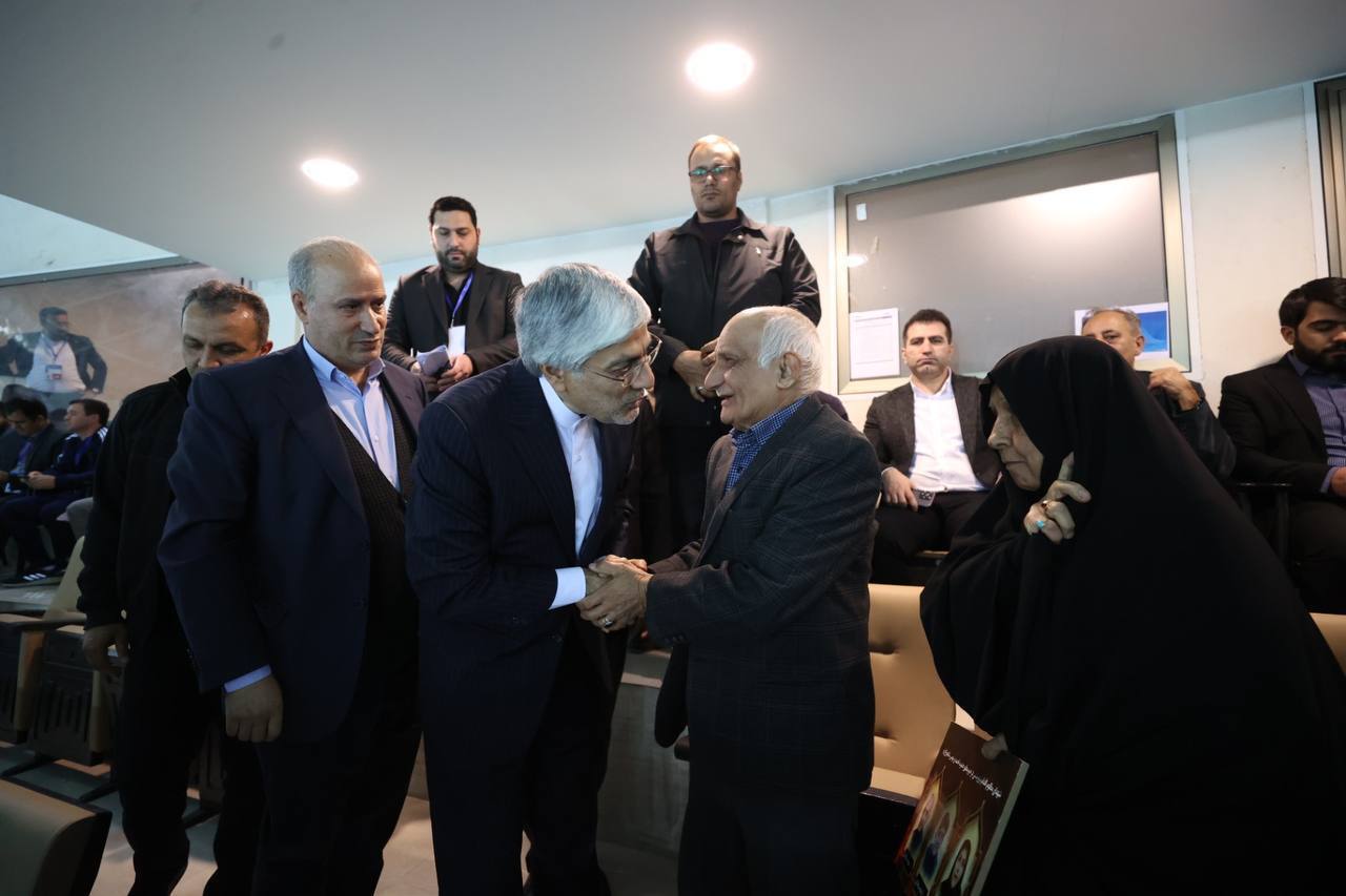 تجلیل از خانواده شهدای حمله تروریستی به شاهچراغ توسط وزیر ورزش و جوانان تجلیل از خانواده شهدای حمله تروریستی به شاهچراغ توسط وزیر ورزش و جوانان