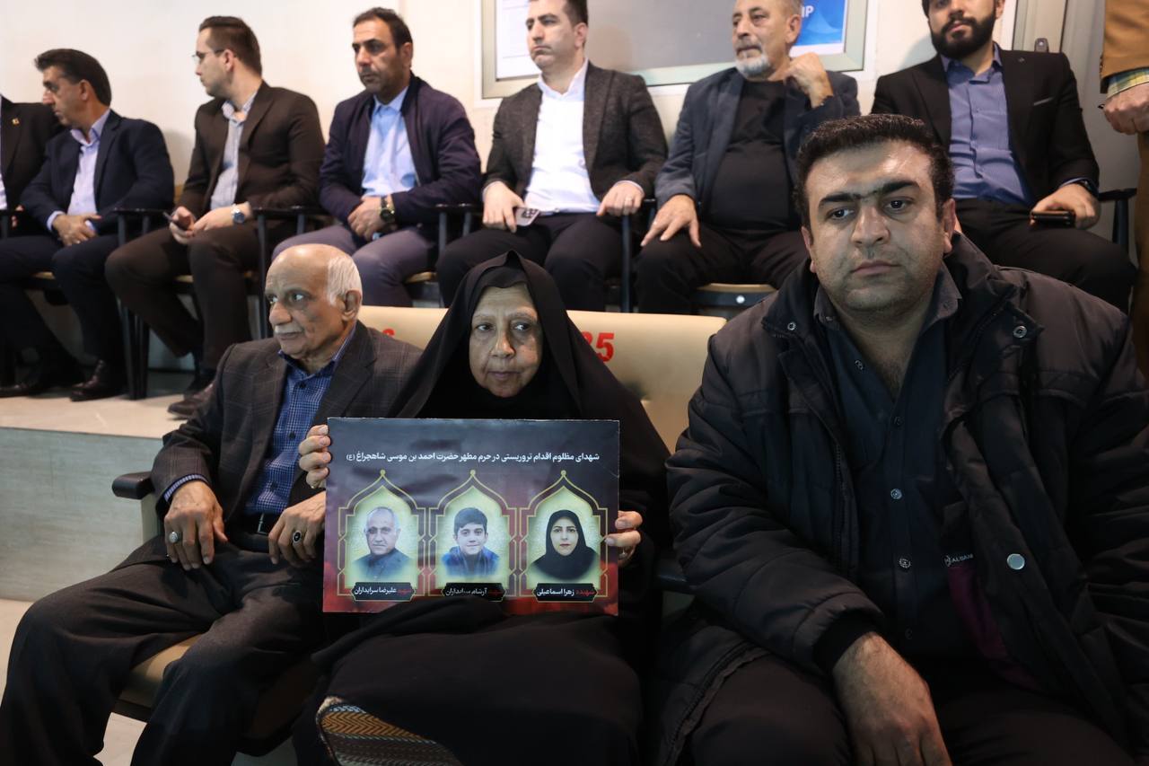 تجلیل از خانواده شهدای حمله تروریستی به شاهچراغ توسط وزیر ورزش و جوانان تجلیل از خانواده شهدای حمله تروریستی به شاهچراغ توسط وزیر ورزش و جوانان