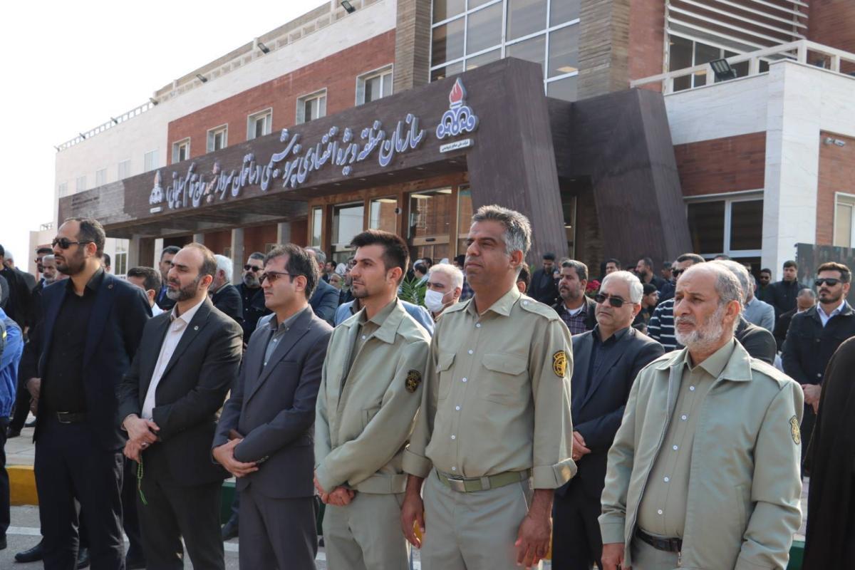 پیکر مطهر شهید گمنام 22 ساله در یادمان منطقه ویژه ماهشهر به آغوش خاک سپرده شد پیکر مطهر شهید گمنام 22 ساله در یادمان منطقه ویژه ماهشهر به آغوش خاک سپرده شد