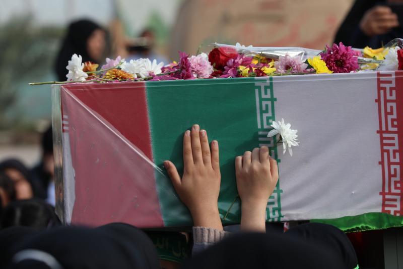 پیکر مطهر شهید گمنام 22 ساله در یادمان منطقه ویژه ماهشهر به آغوش خاک سپرده شد پیکر مطهر شهید گمنام 22 ساله در یادمان منطقه ویژه ماهشهر به آغوش خاک سپرده شد