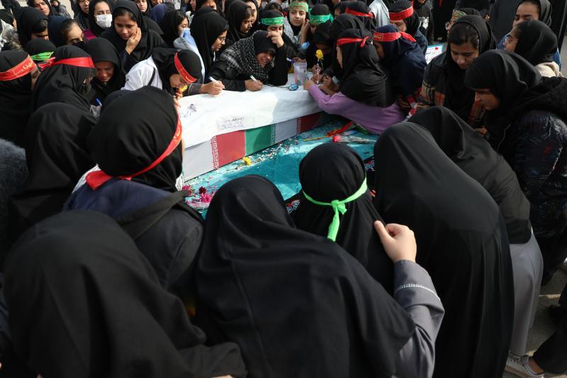 پیکر مطهر شهید گمنام 22 ساله در یادمان منطقه ویژه ماهشهر به آغوش خاک سپرده شد پیکر مطهر شهید گمنام 22 ساله در یادمان منطقه ویژه ماهشهر به آغوش خاک سپرده شد