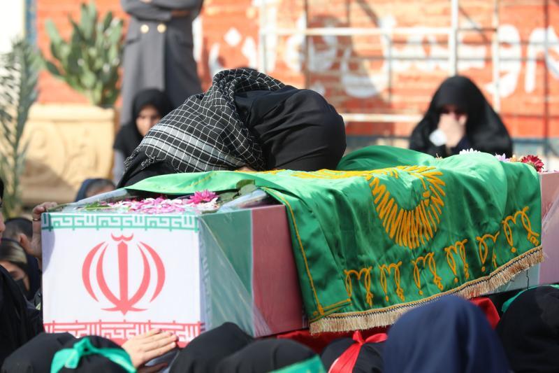 پیکر مطهر شهید گمنام 22 ساله در یادمان منطقه ویژه ماهشهر به آغوش خاک سپرده شد پیکر مطهر شهید گمنام 22 ساله در یادمان منطقه ویژه ماهشهر به آغوش خاک سپرده شد