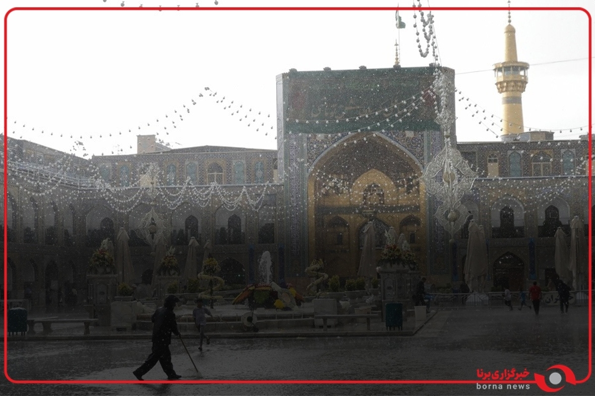 بارش شدید باران در صحن‌های حرم مطهر رضوی در لحظات نزدیک به تحویل سال نو
