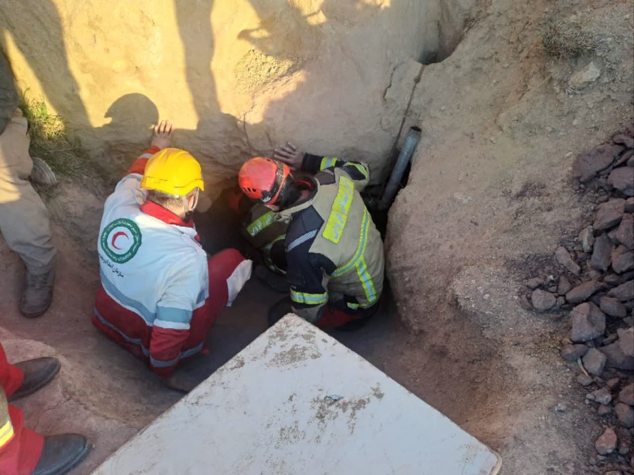 آتش نشانان قزوین دو شهروند را در یک عملیات نفس گیر از عمق چاه نجات دادند