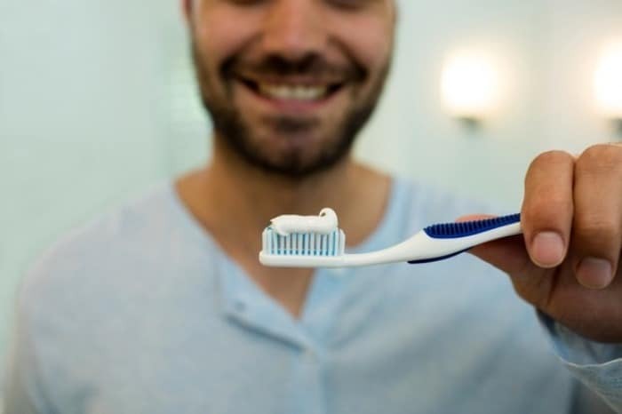 روزه داران پس از خوردن افطار و سحری حتما مسواک بزنند