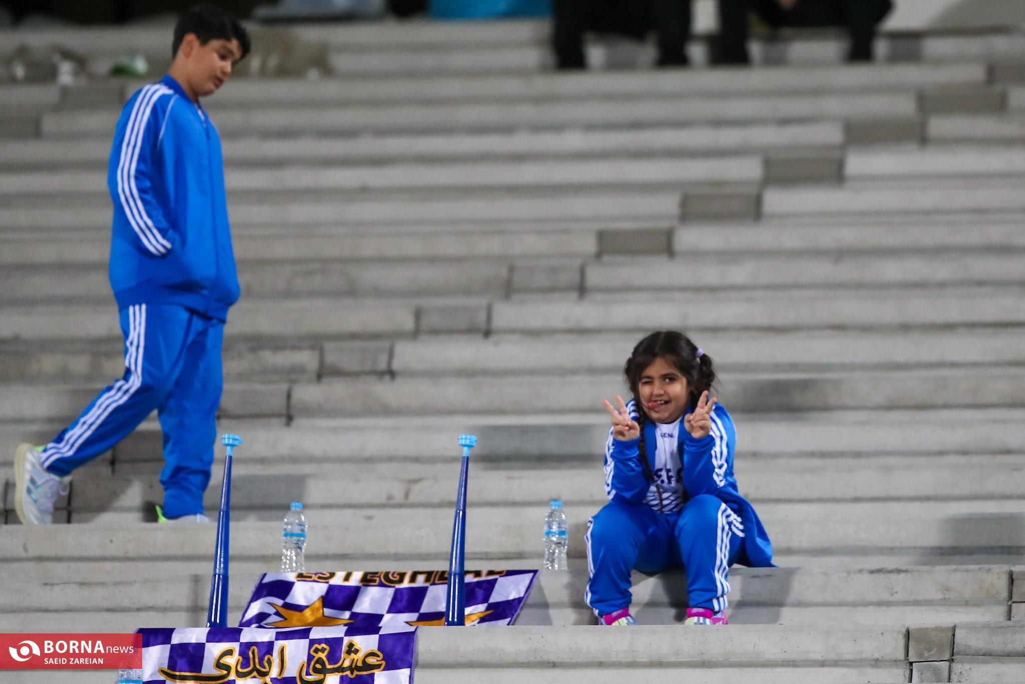 حضور دو هوادار ویژه برای استقلال روی سکوهای آزادی