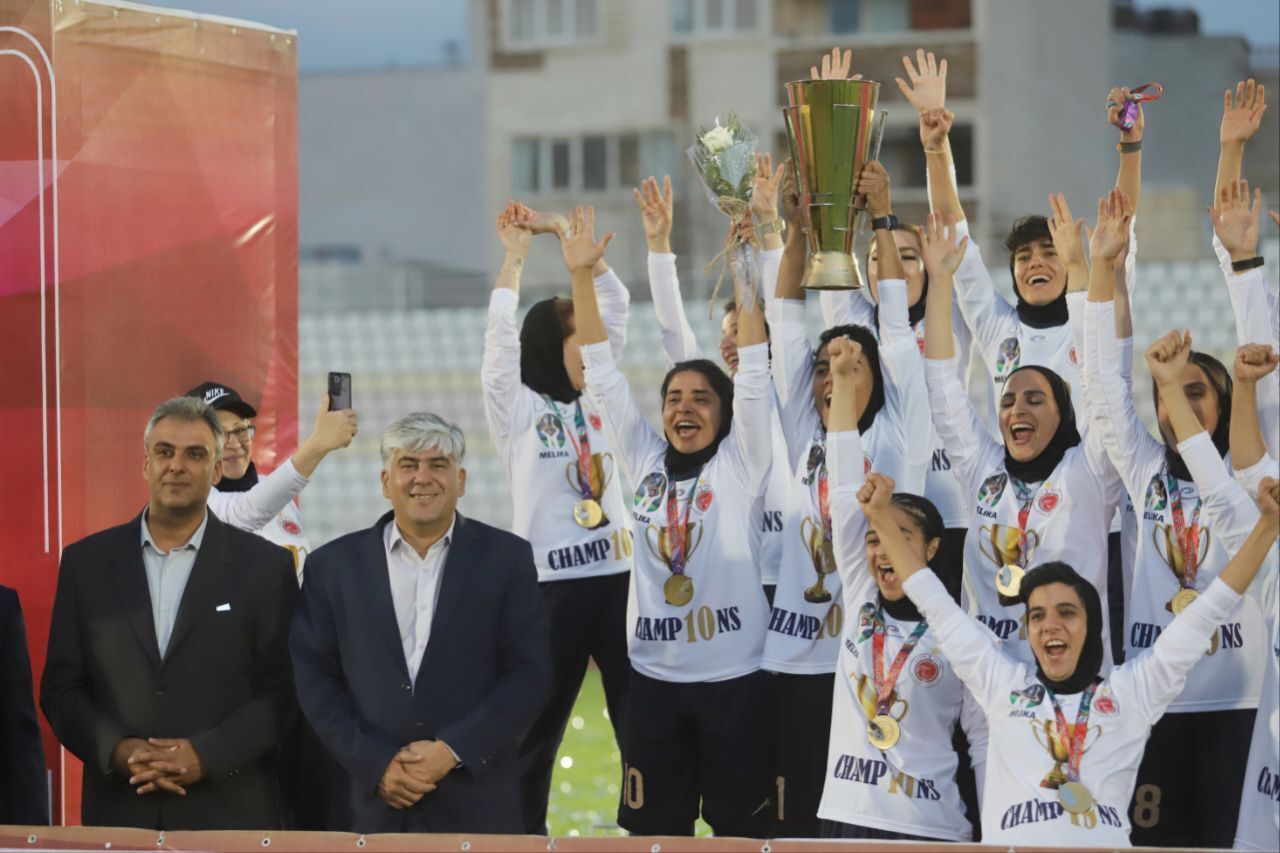 حضور مدیرکل ورزش کرمان در آیین اختتامیه لیگ برتر فوتبال زنان