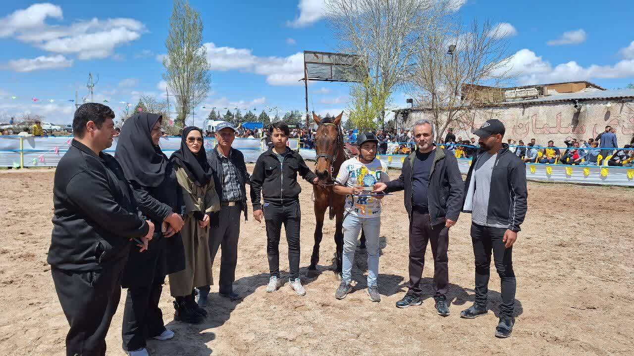 شو سواره اسب در اقبالیه برگزار شد شو سواره اسب در اقبالیه برگزار شد