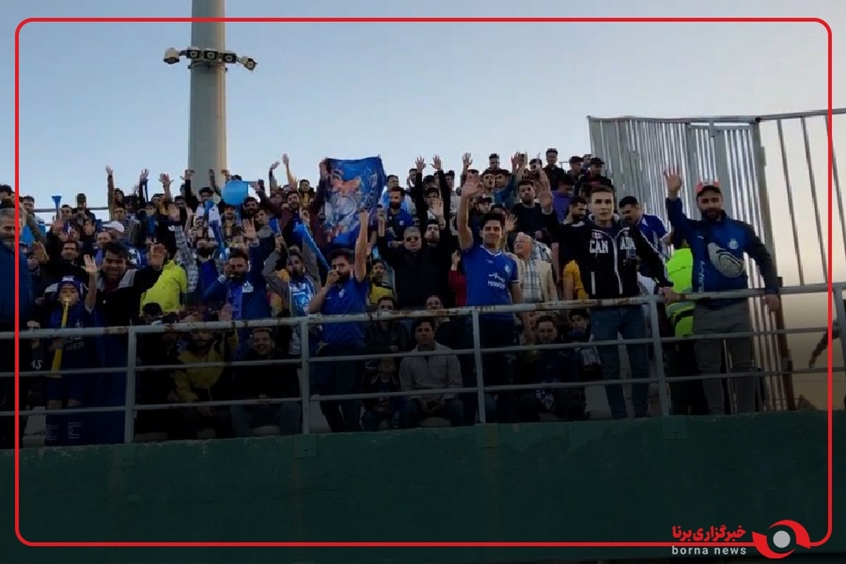 ورود بازیکنان استقلال به ورزشگاه امام خمینی اراک در بی‌نظمی شدید