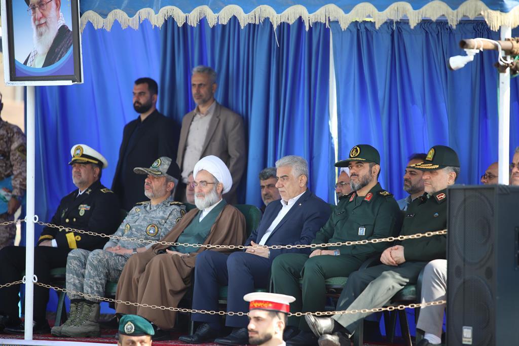 مراسم رژه نیروهای مسلح با حضور استاندار گیلان در رشت برگزار شد مراسم رژه نیروهای مسلح با حضور استاندار گیلان در رشت برگزار شد