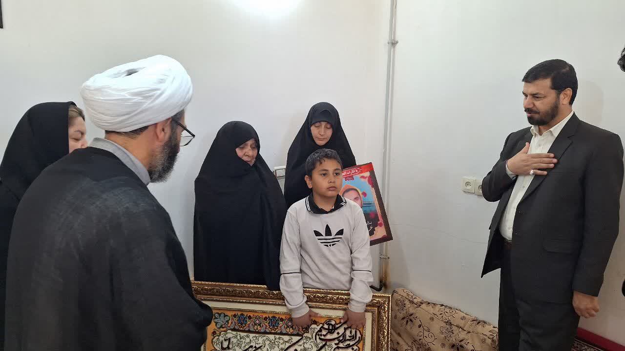 دیدار مدیرکل ارشاد و هیئت مدیره و مدیرعامل خانه مطبوعات قزوین با خانواده شهید علی آقابابایی 