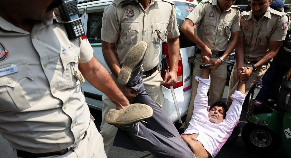 شورش در هند در پی بازداشت یک وزیر ارشد