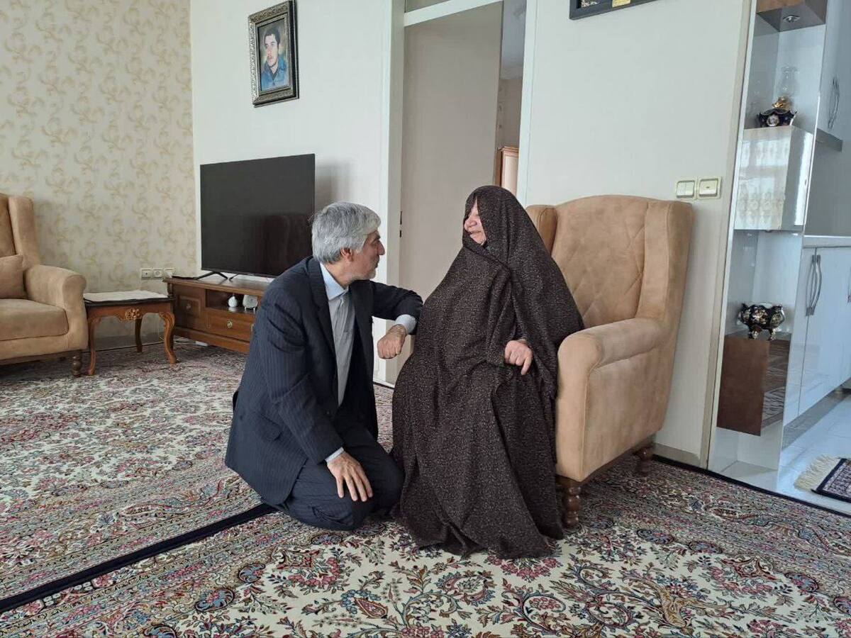 حضور وزیر ورزش و جوانان در منزل شهید ژیمناست همدانی