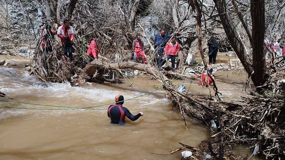 عملیات نفس گیر امدادگران  هلال احمر کهگیلویه وبویراحمد برای جست و جوی جسد خانم غرق شده در رودخانه گنجگون بویراحمد