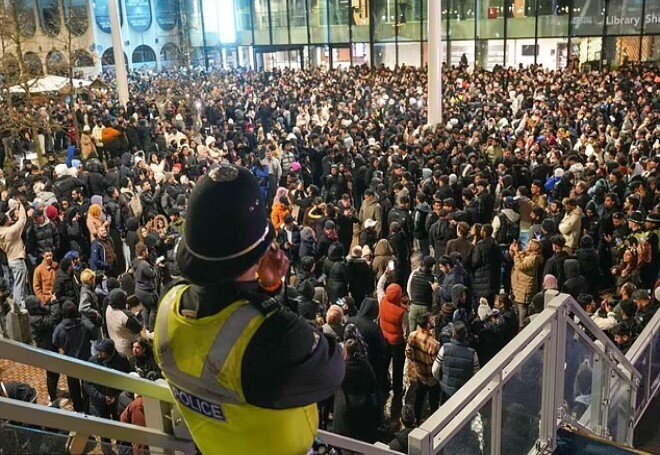 شایعه آتش‌بازی در انگلیس، هزاران نفر را به خیابان‌ها کشاند