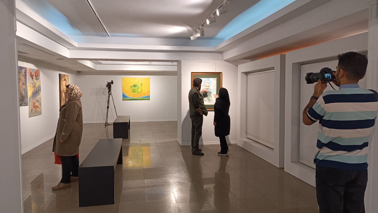 افتتاح نمایشگاه گروهی «جمال حبیب»/ نقش حاج‌قاسم بر دل نقاشی‌ها نشست