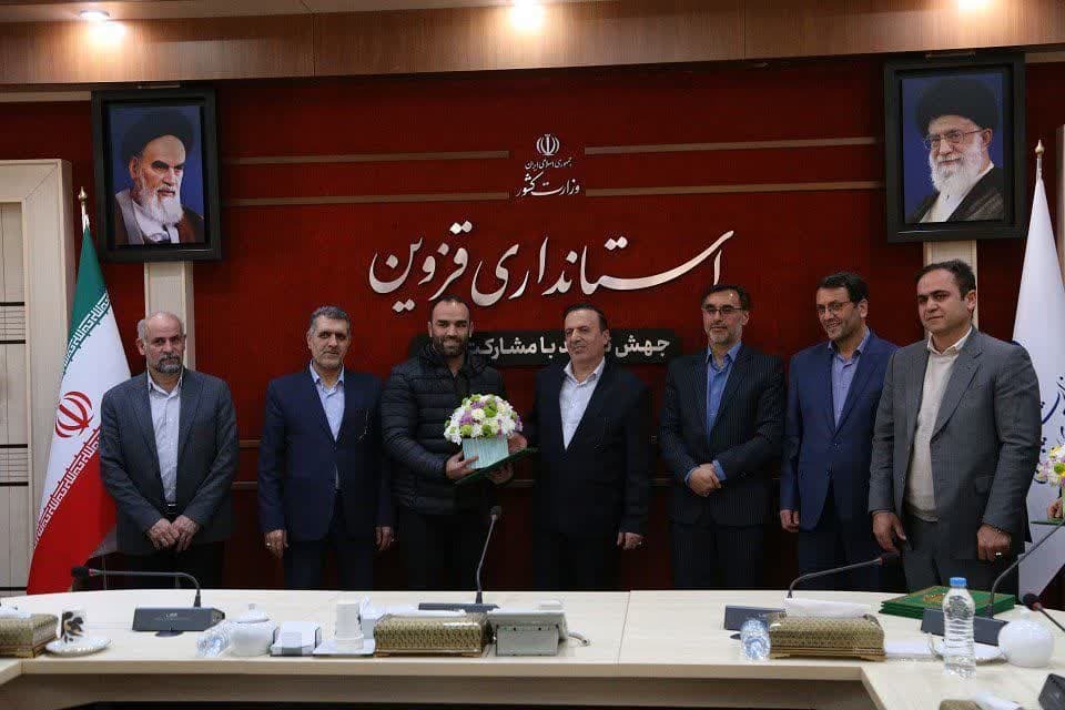 استاندار قزوین از قهرمانان قزوینی رشتههای مختلف ورزشی تجلیل کرد استاندار قزوین از قهرمانان قزوینی رشتههای مختلف ورزشی تجلیل کرد