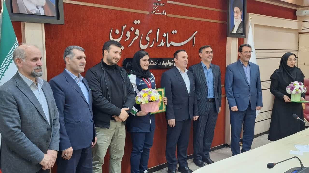 استاندار قزوین از قهرمانان قزوینی رشتههای مختلف ورزشی تجلیل کرد استاندار قزوین از قهرمانان قزوینی رشتههای مختلف ورزشی تجلیل کرد