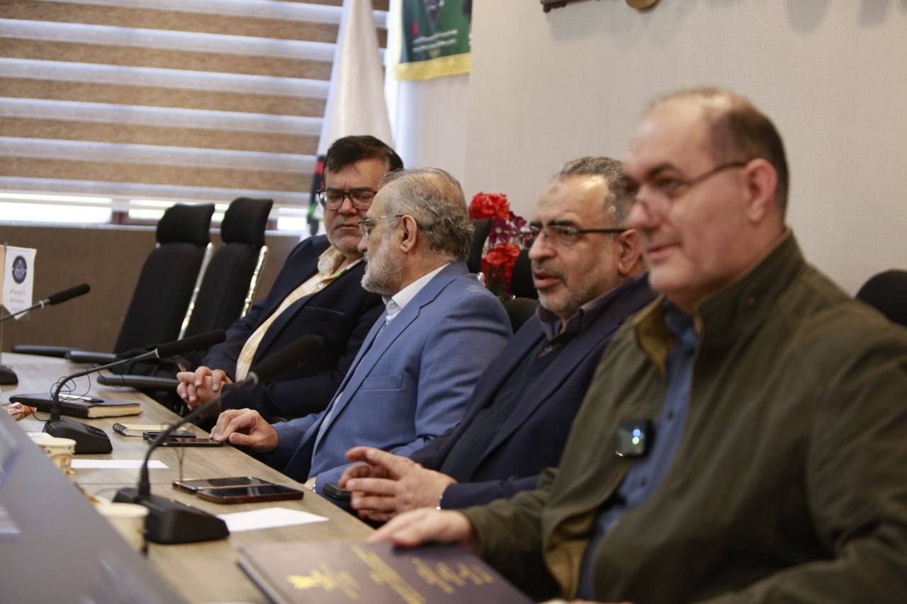 جلسه تبیین سخنان رهبری در مورد تحولات اخیر منطقه در دفتر جبهه ایران اسلامی تشکیل شد جلسه تبیین سخنان رهبری در مورد تحولات اخیر منطقه در دفتر جبهه ایران اسلامی تشکیل شد