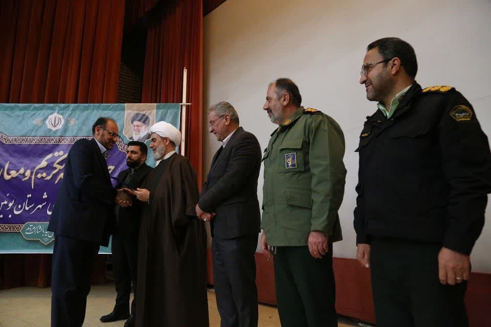 مدیران بایستی ضمن پاسخگویی به مردم از روزمرگی خارج شوند