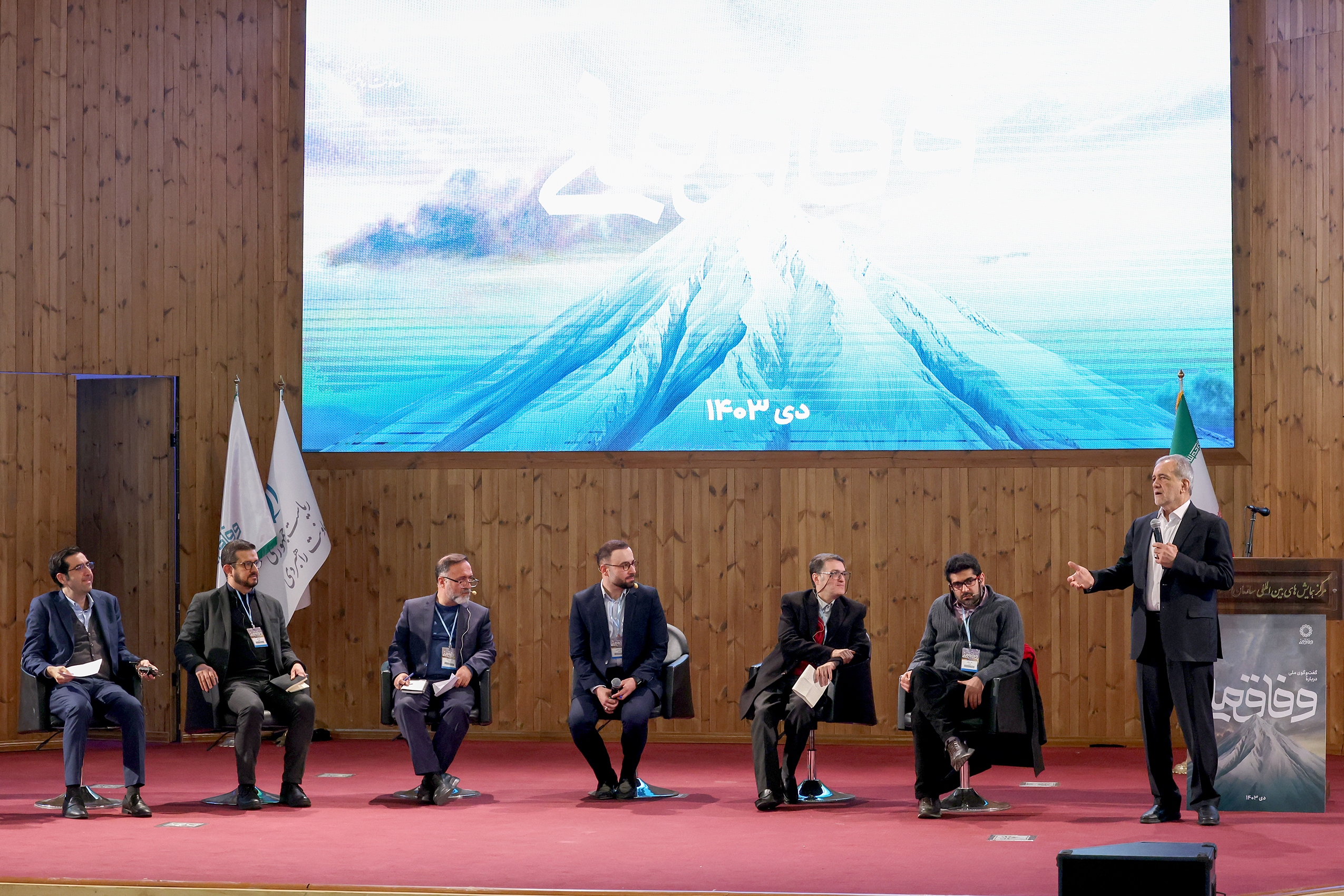 از بحران تا امید؛ وفاق ملی در کانون گفتوگوی چهرههای سیاسی از بحران تا امید؛ وفاق ملی در کانون گفتوگوی چهرههای سیاسی