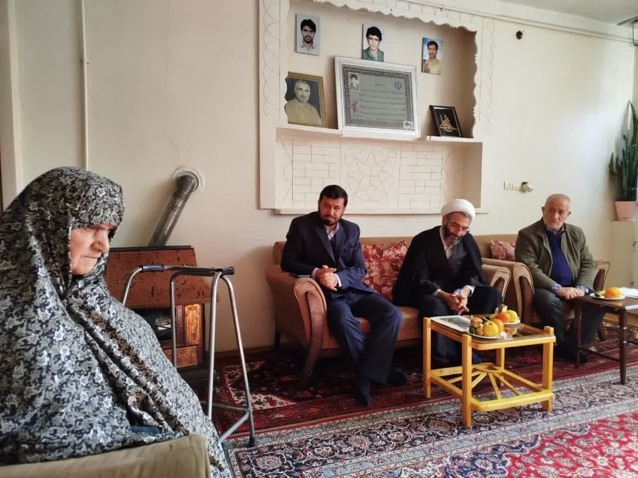 دیدار مدیرکل فرهنگ و ارشاد اسلامی استان قزوین با خانواده های معظم دو شهید دفاع مقدس