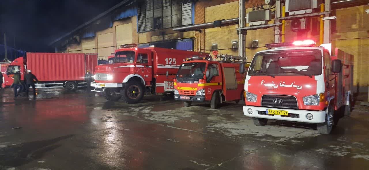 آتش‌سوزی مهیب در کارخانه طلاچین آبیک؛ خطر انفجار آمونیاک مهار شد