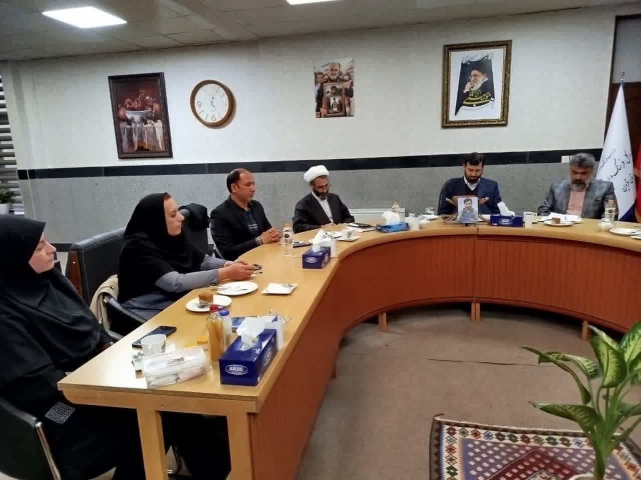 دیدار جمعی از نویسندگان و پژوهشگران تاکستان با مدیرکل فرهنگ و ارشاد اسلامی استان قزوین