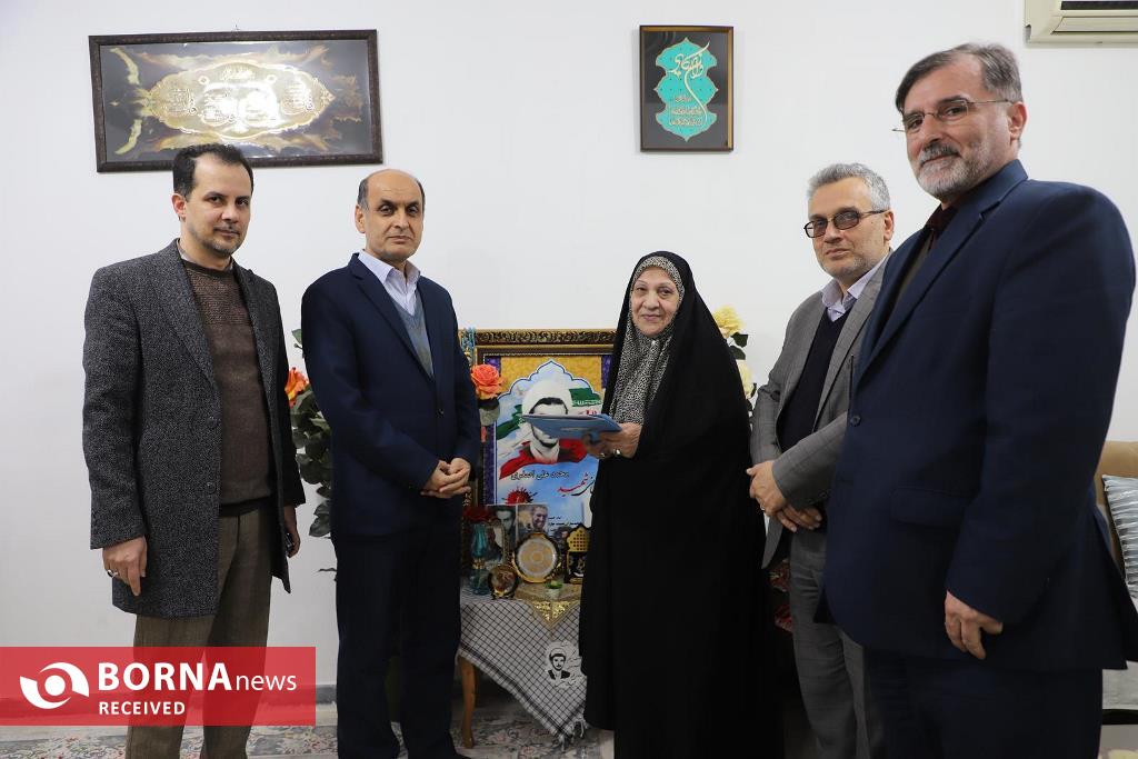 تجلیل استاندار گیلان از مادر شهید به مناسبت روز مادر