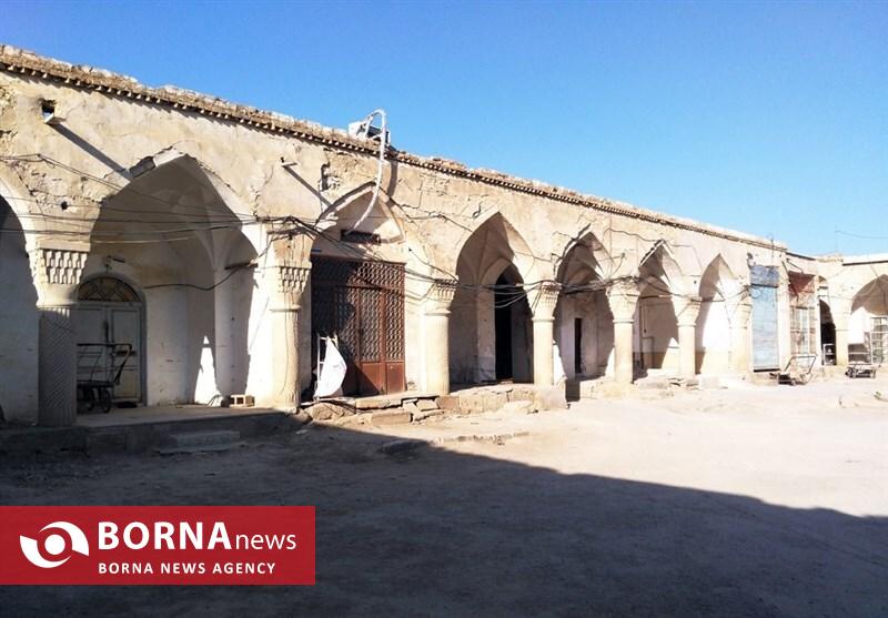 این کاروانسرا ثبت ملی است!/ دفن سر ستون‌های صفوی لا‌ به لای نخاله‌های ساختمانی